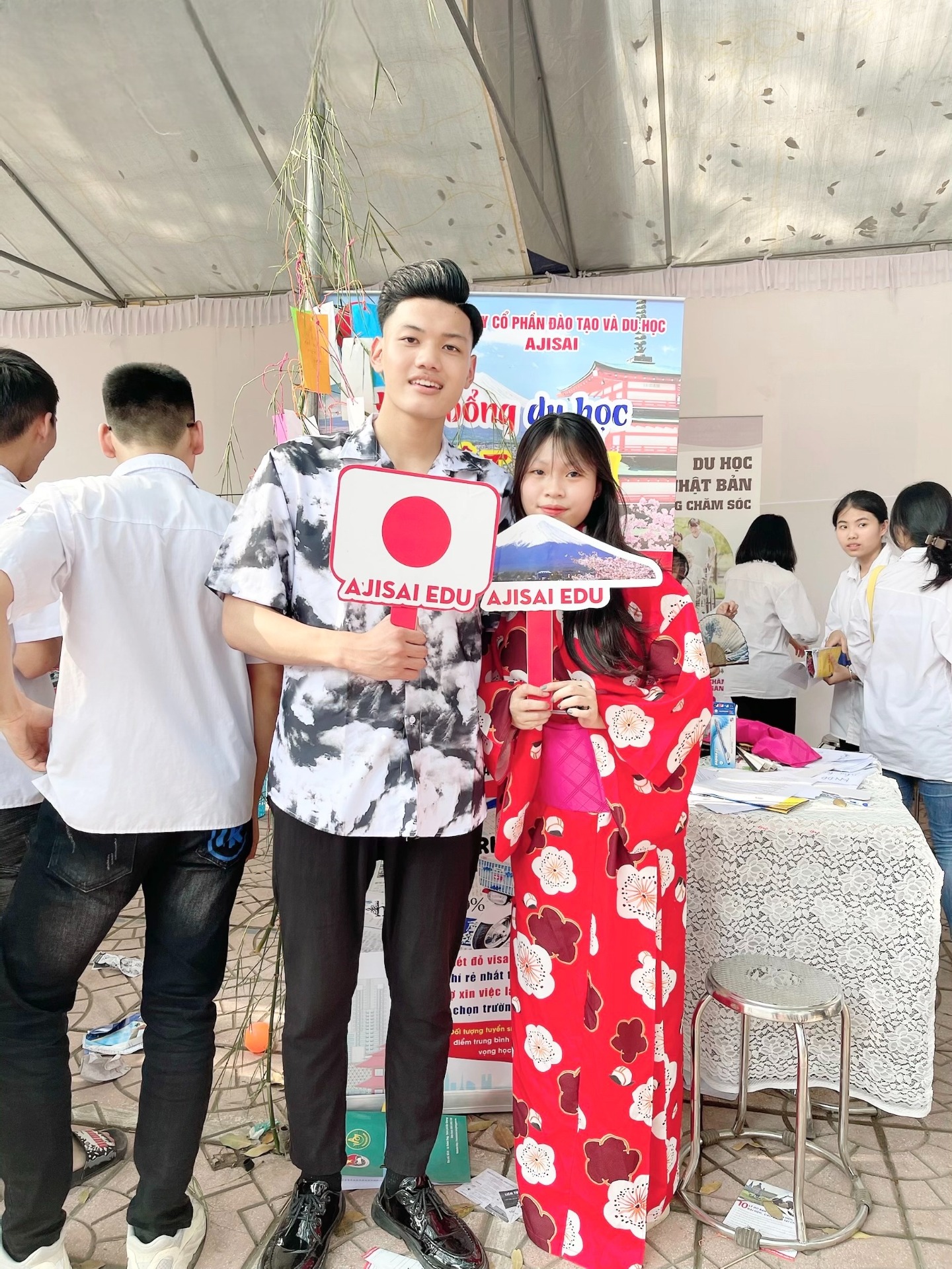 chup-anh-cung-ban-cung-lop