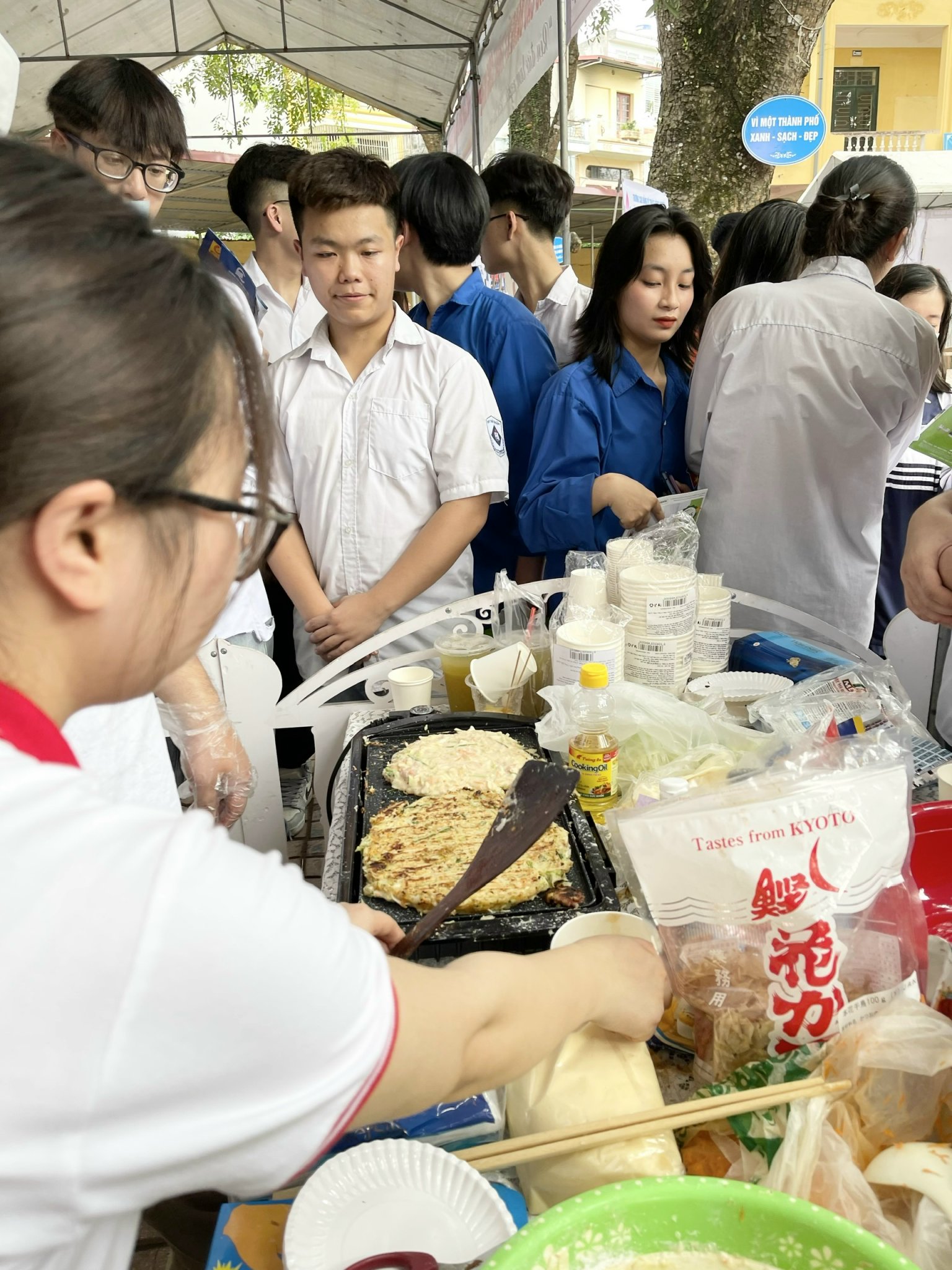 gian-hang-banh-okonomiyaki-tai-truong-thpt-thai-thuan
